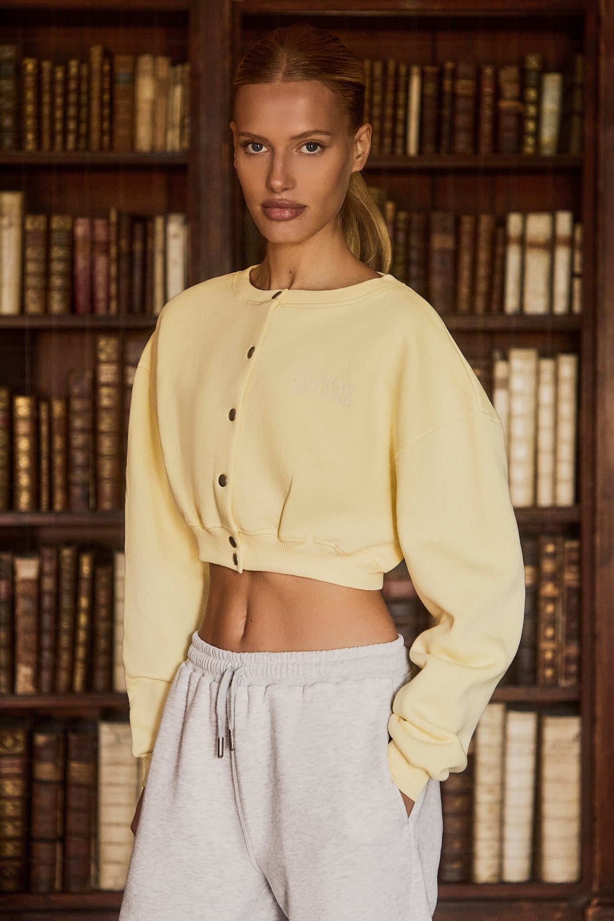 كارديجان قصير بأزرار باللون الأصفر الناعم