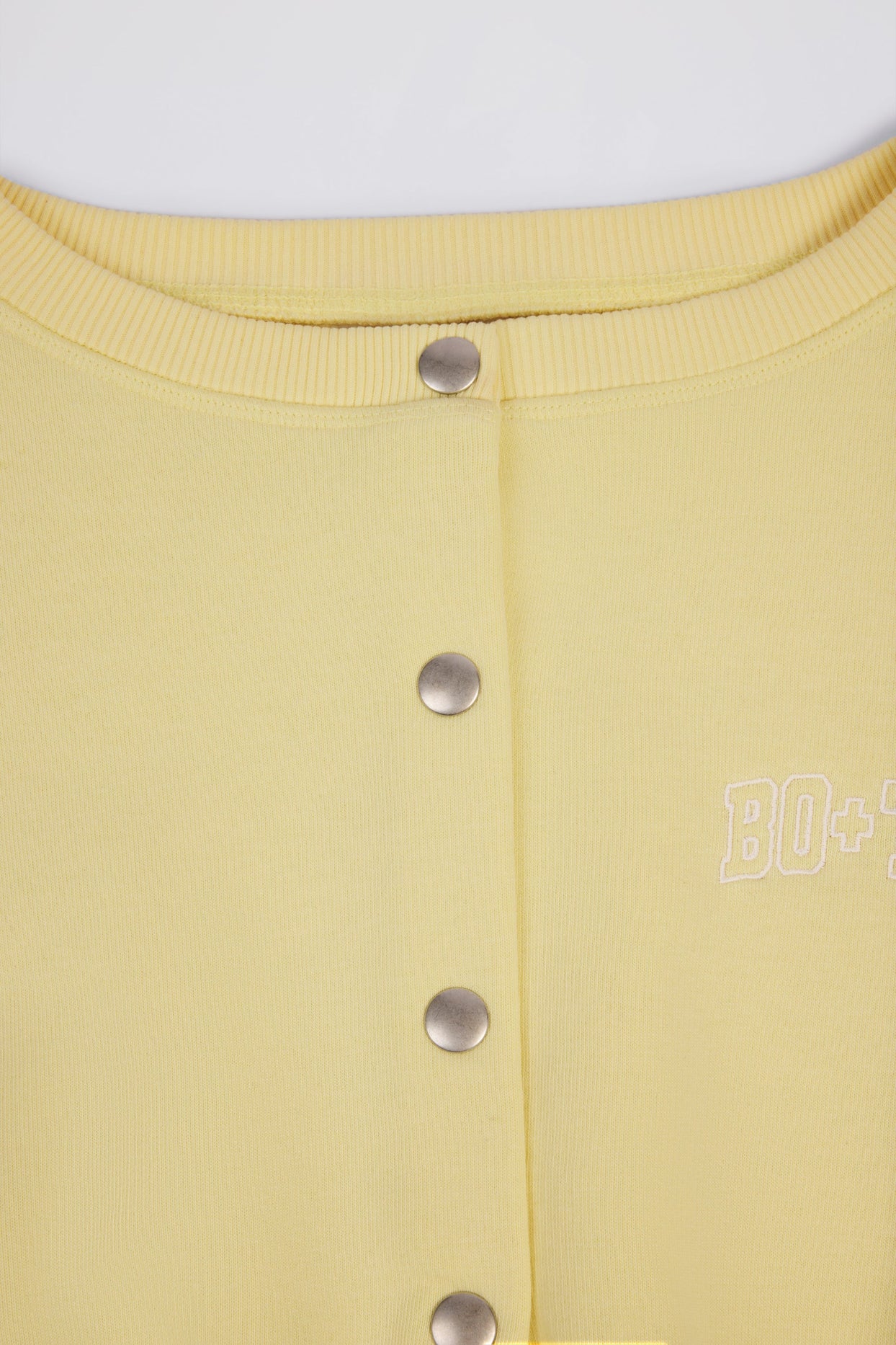 كارديجان قصير بأزرار باللون الأصفر الناعم