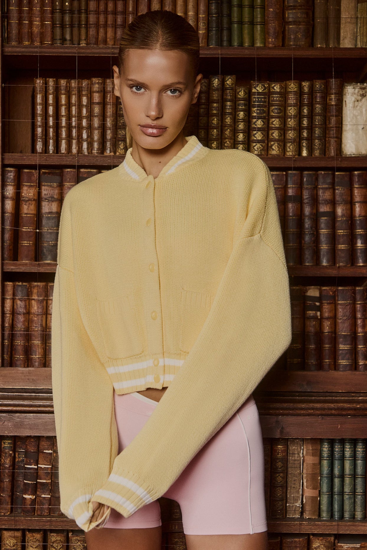 كارديجان محبوك قصير بأزرار باللون الأصفر الناعم