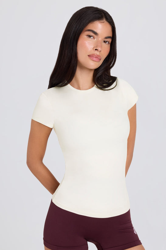 تي شيرت طويل بفتحات باللون الكريمي