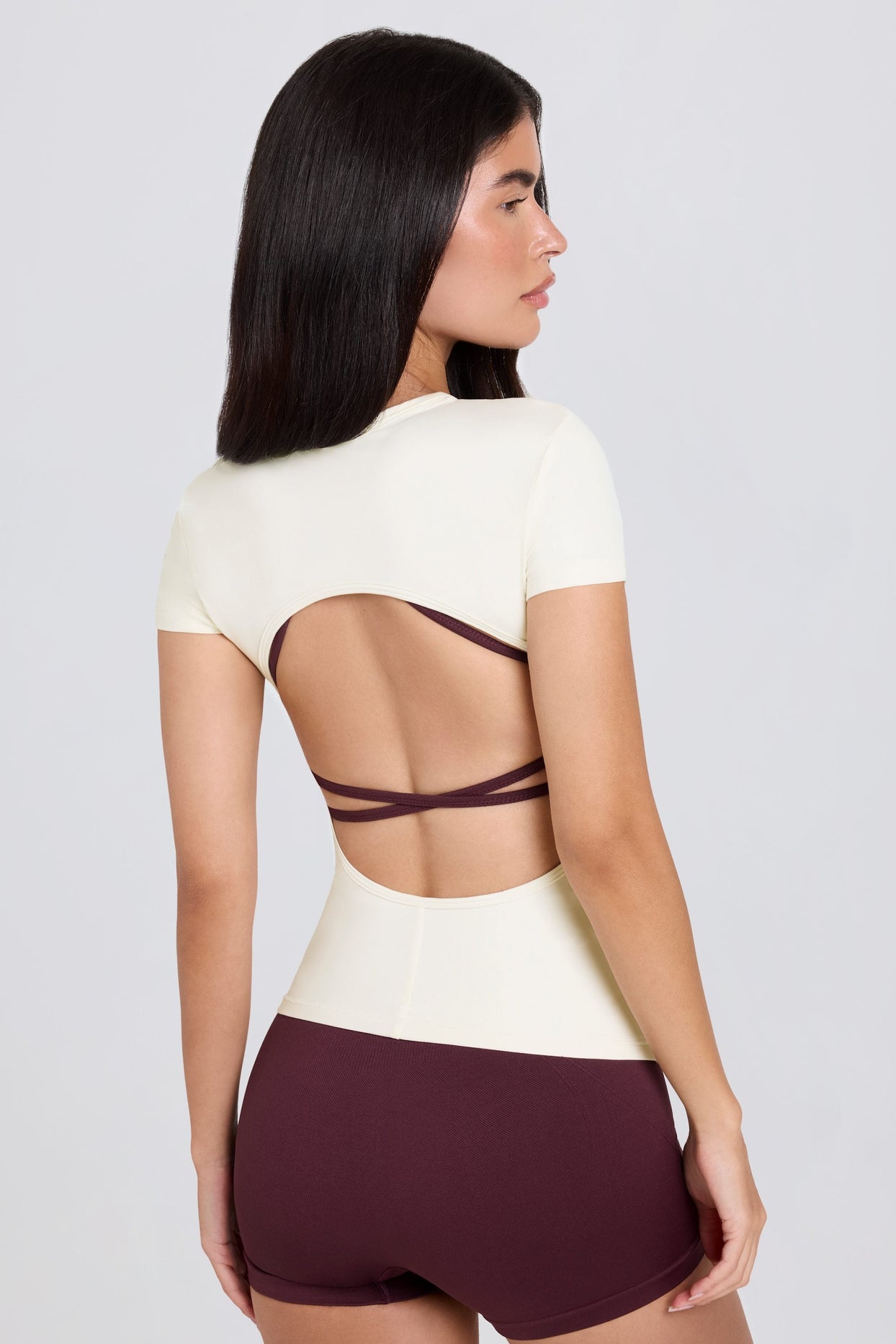 تي شيرت طويل بفتحات باللون الكريمي