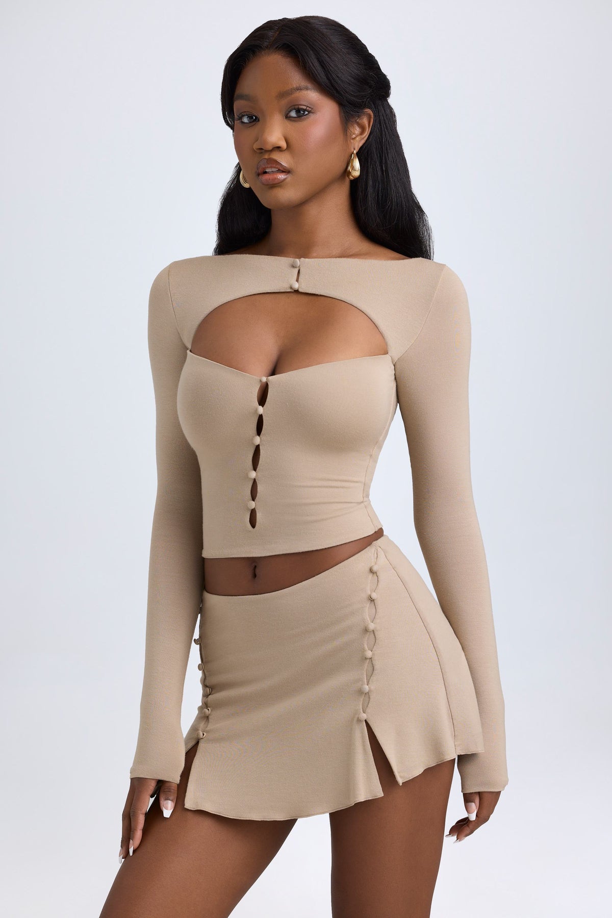 ⁣⁢بلوزة بقصة Cut-Out وياقة وأزرار من قماش المودال بلون Taupe⁤⁣