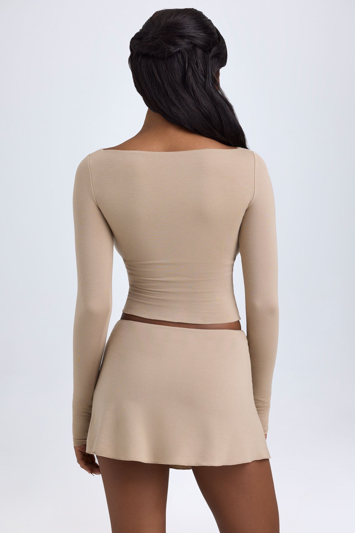 ⁣⁢بلوزة بقصة Cut-Out وياقة وأزرار من قماش المودال بلون Taupe⁤⁣