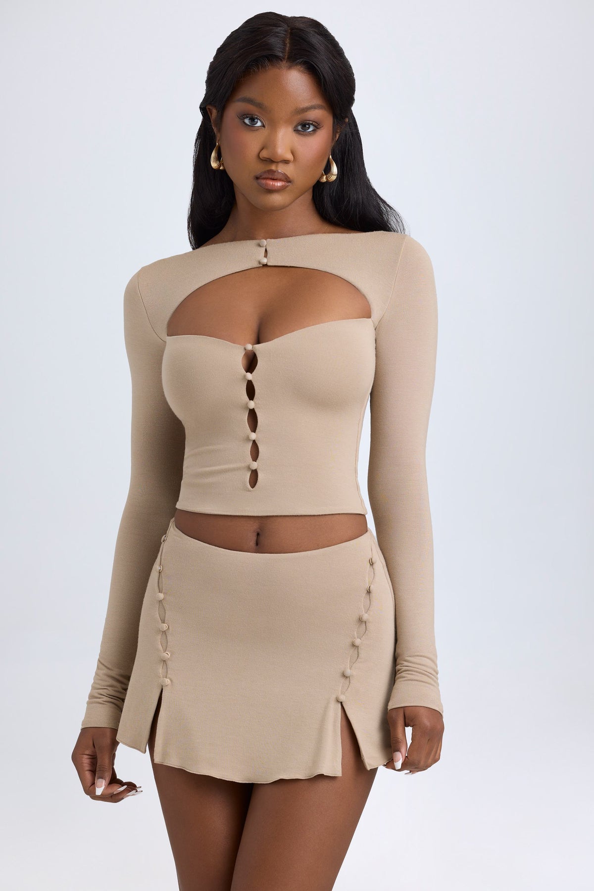⁣⁢بلوزة بقصة Cut-Out وياقة وأزرار من قماش المودال بلون Taupe⁤⁣