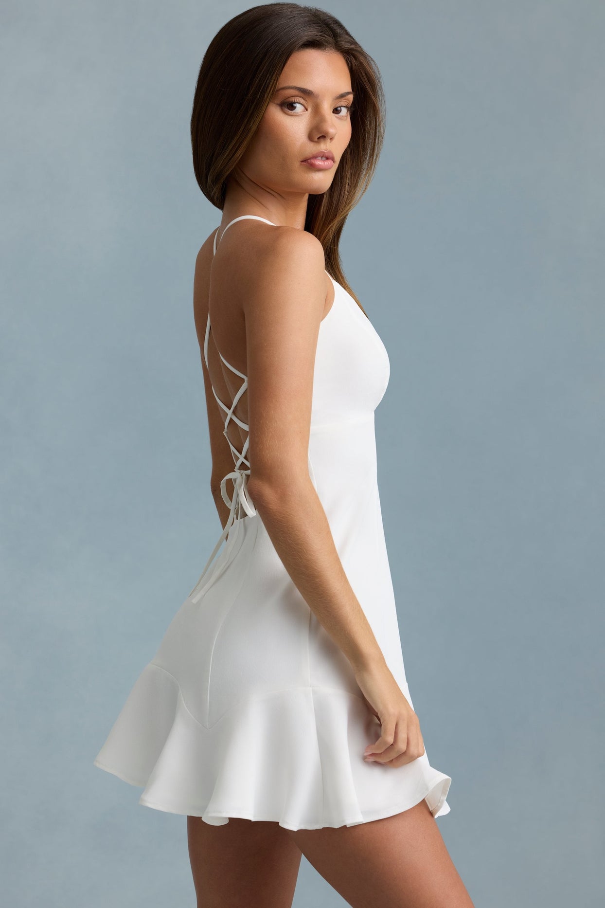 فستان قصير برباط وخصر منخفض باللون الأبيض