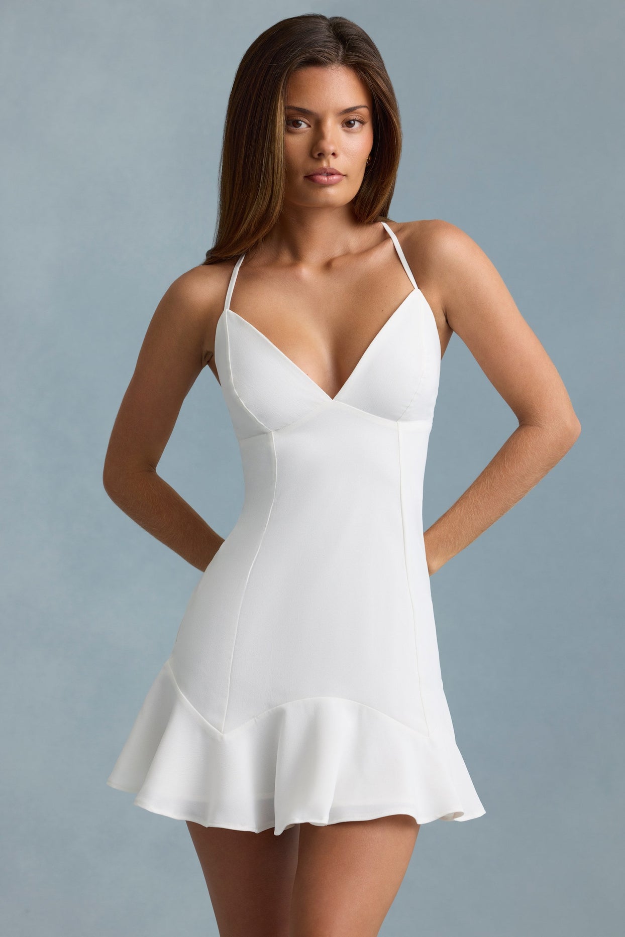 فستان قصير برباط وخصر منخفض باللون الأبيض