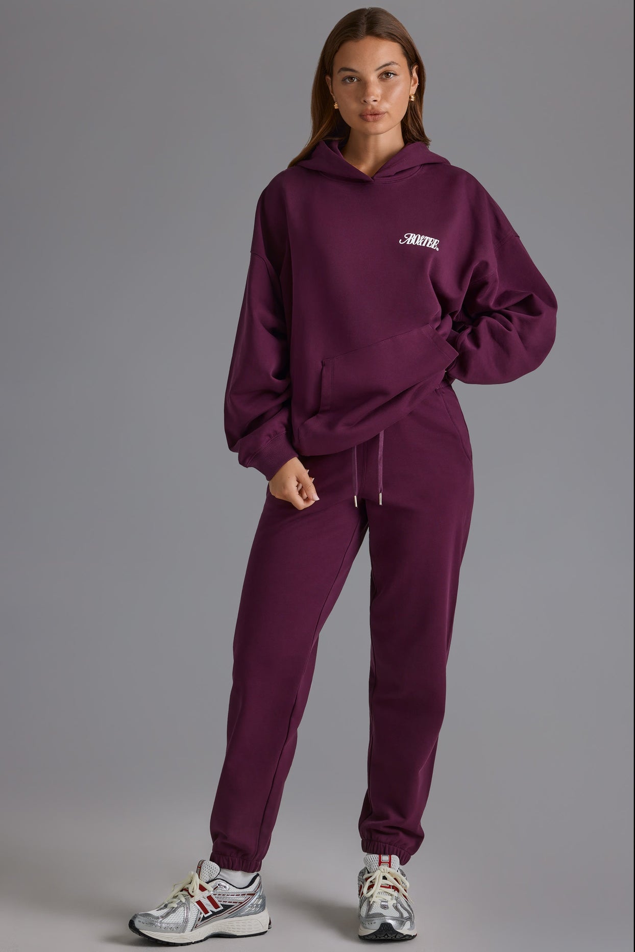 Relaxed Mid-Rise Joggers in Grape