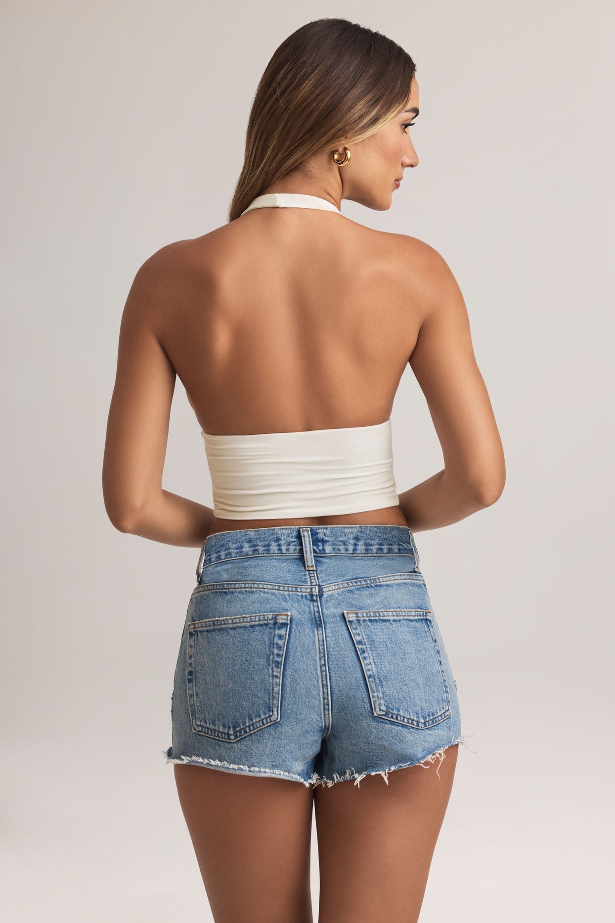 بلوزة مودال بياقة دائرية باللون الأبيض