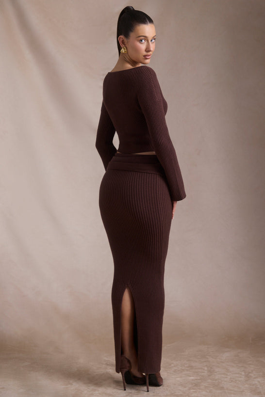 تنورة ماكسي محاكة بحواف متشابكة ومطوية باللون إسبريسو