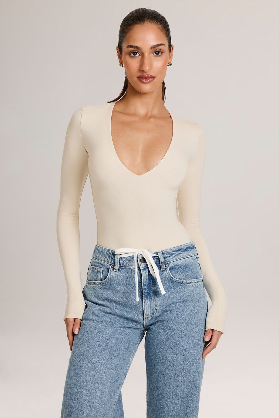 بدلة جسم مودال بأكمام طويلة وفتحة رقبة عميقة باللون العاجي