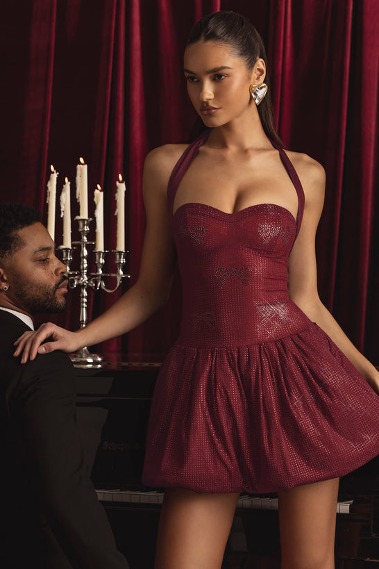 فستان ميني مزين بياقة هالتر وتنورة بوبل باللون الأحمر النبيذي