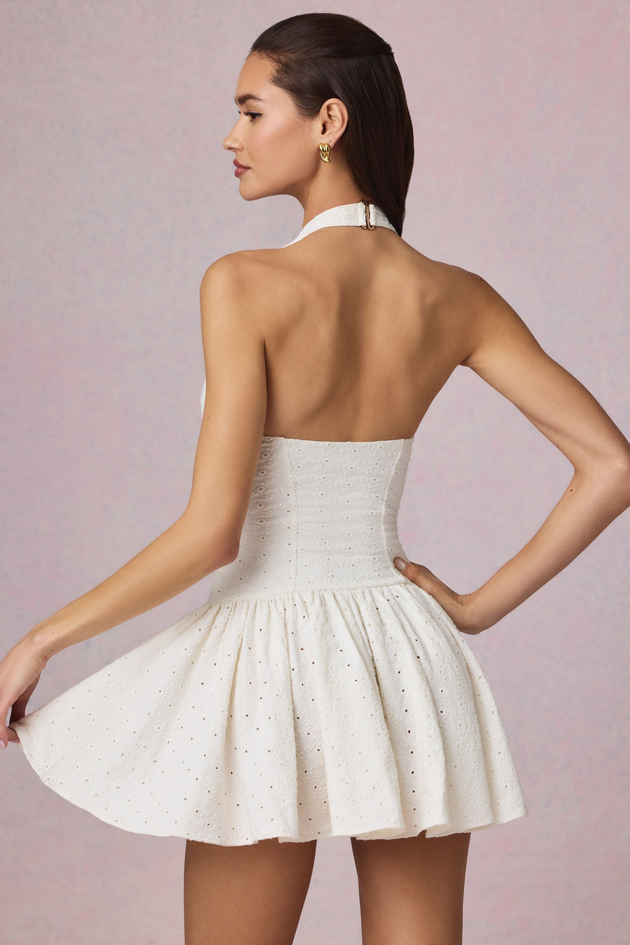 فستان قصير مطرز إنجليزي برقبة هالتر، لون أبيض