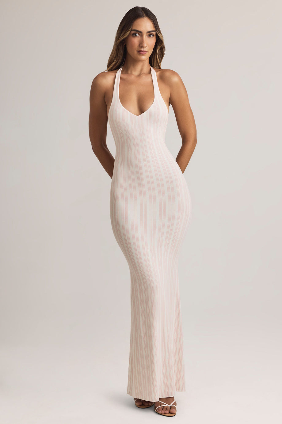 فستان ماكسي من مودال بفتحة رقبة على شكل حرف V وطبعة مخططة