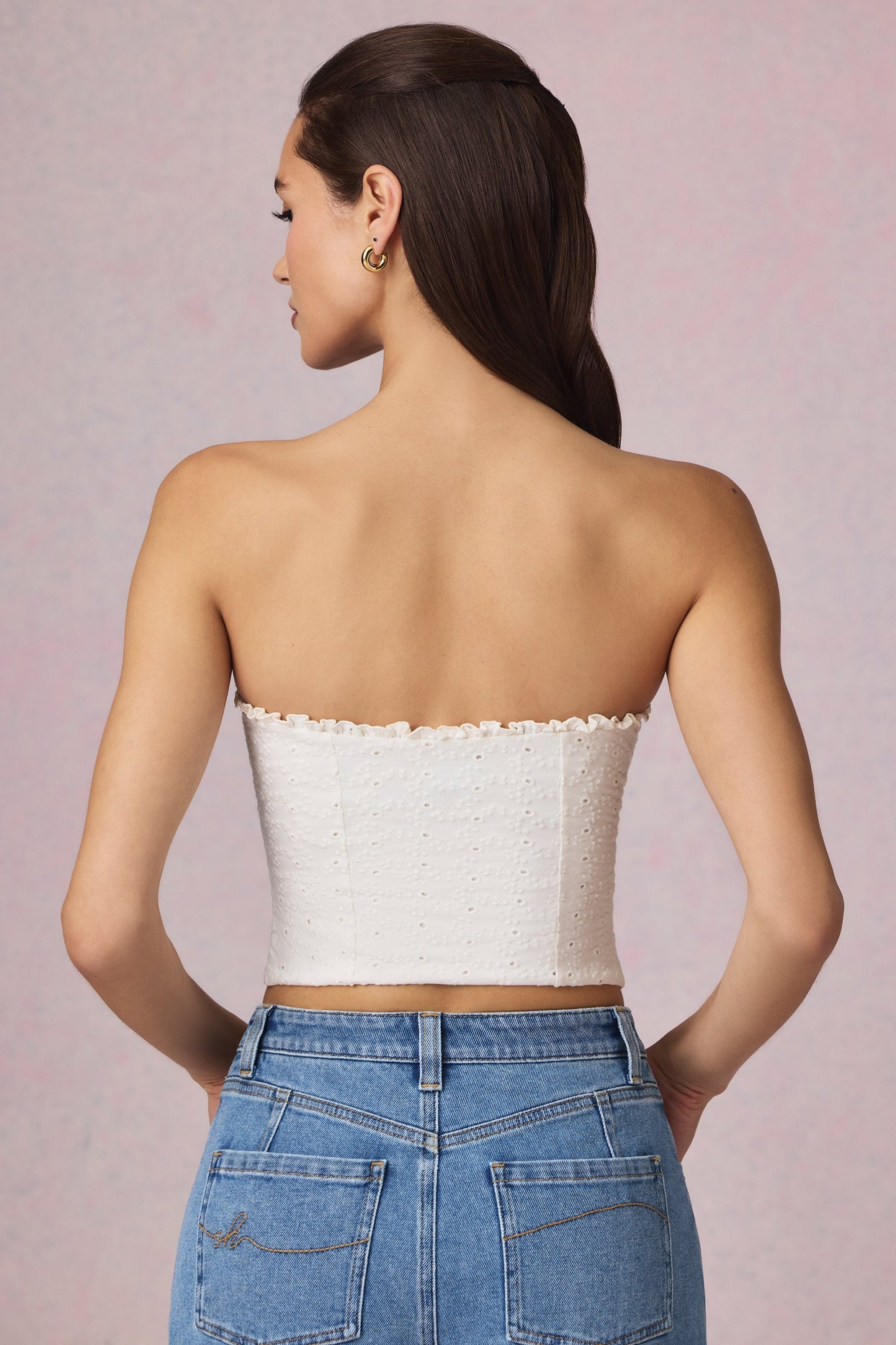 بلوزة داخلية مطرزة باللون الأبيض