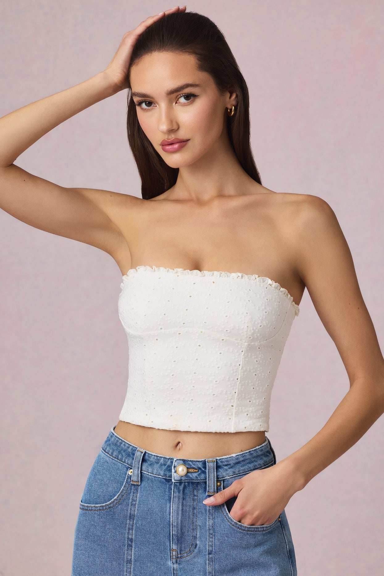 بلوزة داخلية مطرزة باللون الأبيض