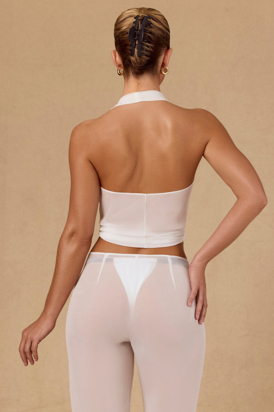 بلوزة قصيرة برباط أمامي وحمالات صدر بيضاء