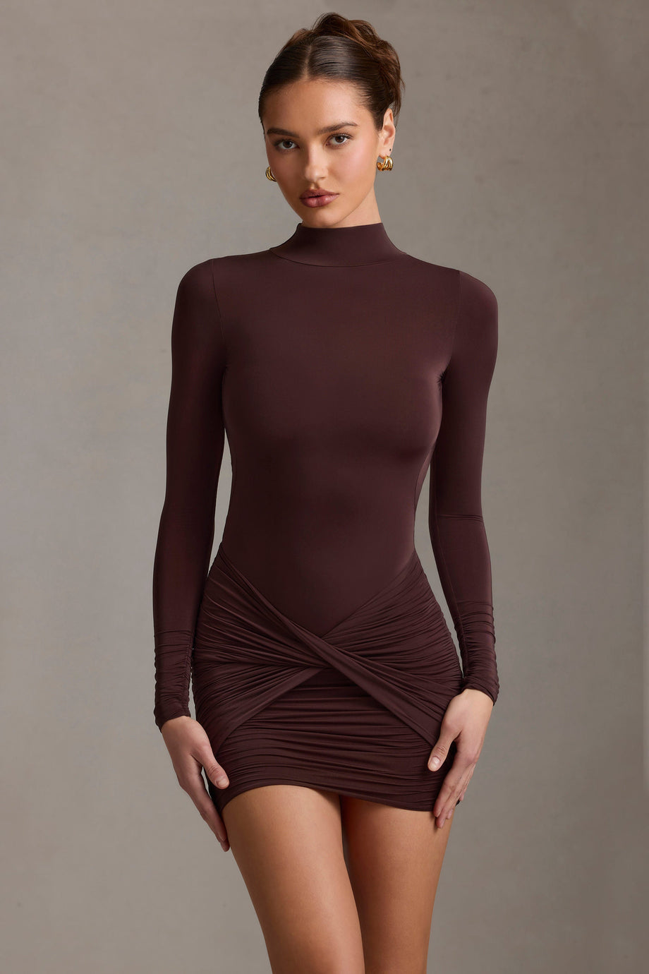 فستان قصير بياقة مدورة مكشوف الظهر باللون البني الشوكولاتة