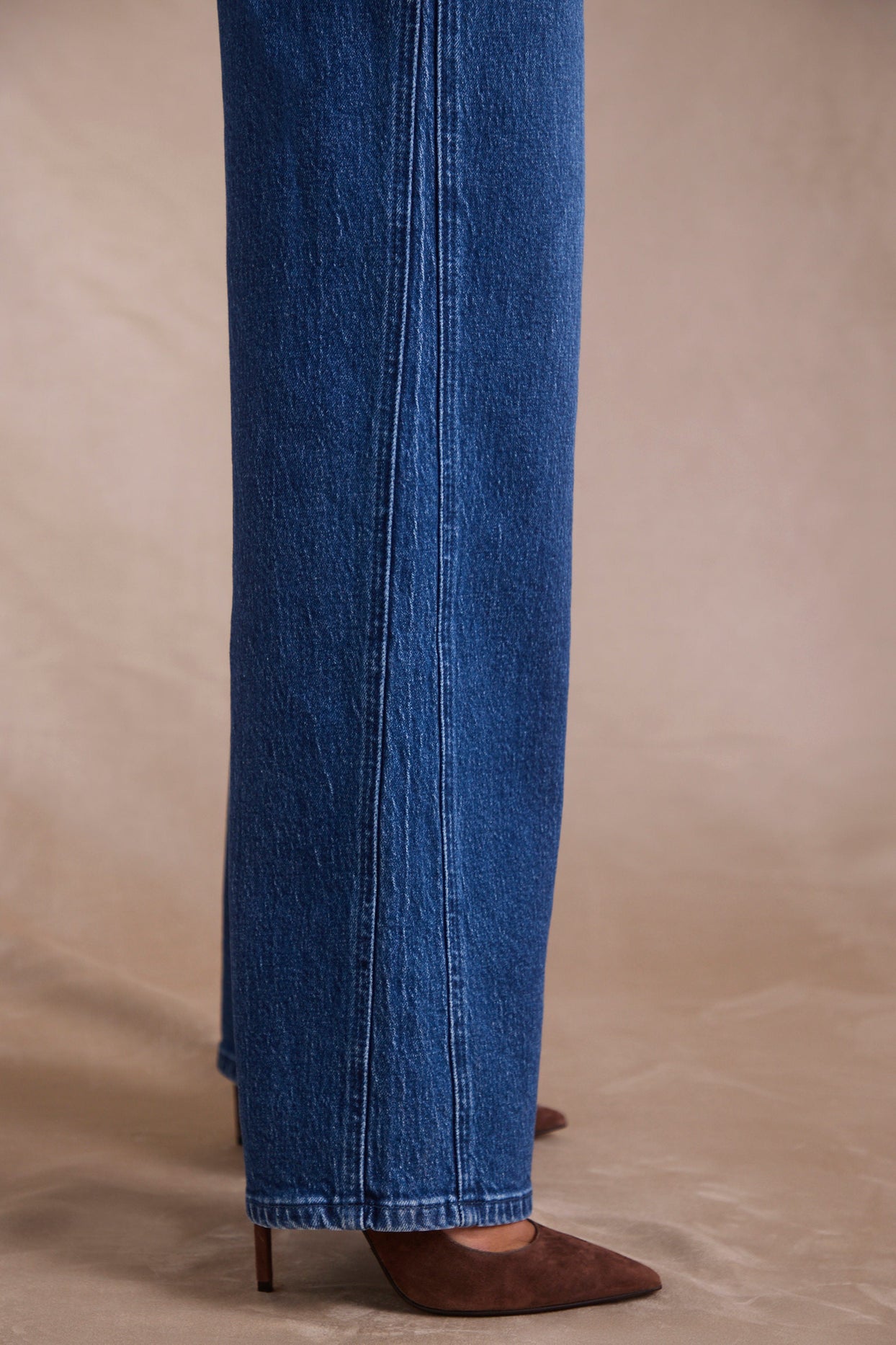 Low-Rise Wide-Leg Jeans in Indigo Wash - Main Image