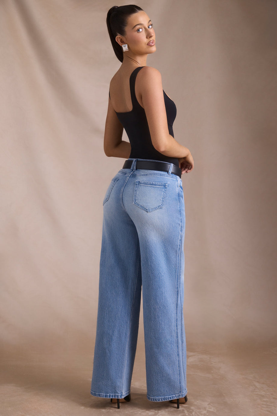 بنطال جينز بساقين واسعتين وخصر منخفض بلون الغسيل العتيق