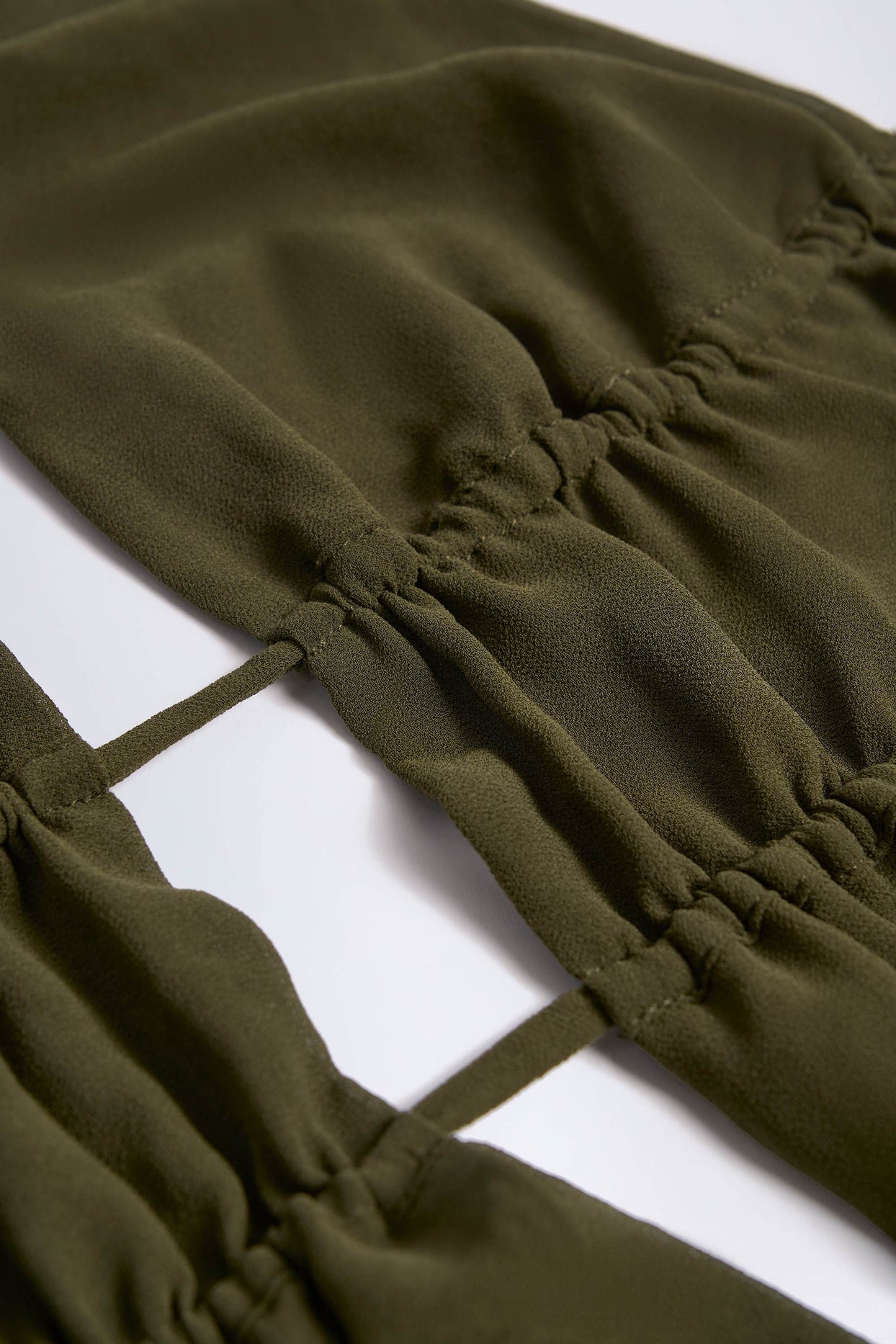 بلوزة قصيرة شبه شفافة مكشكشة، بفتحة رقبة دائرية، بلون كاكي داكن