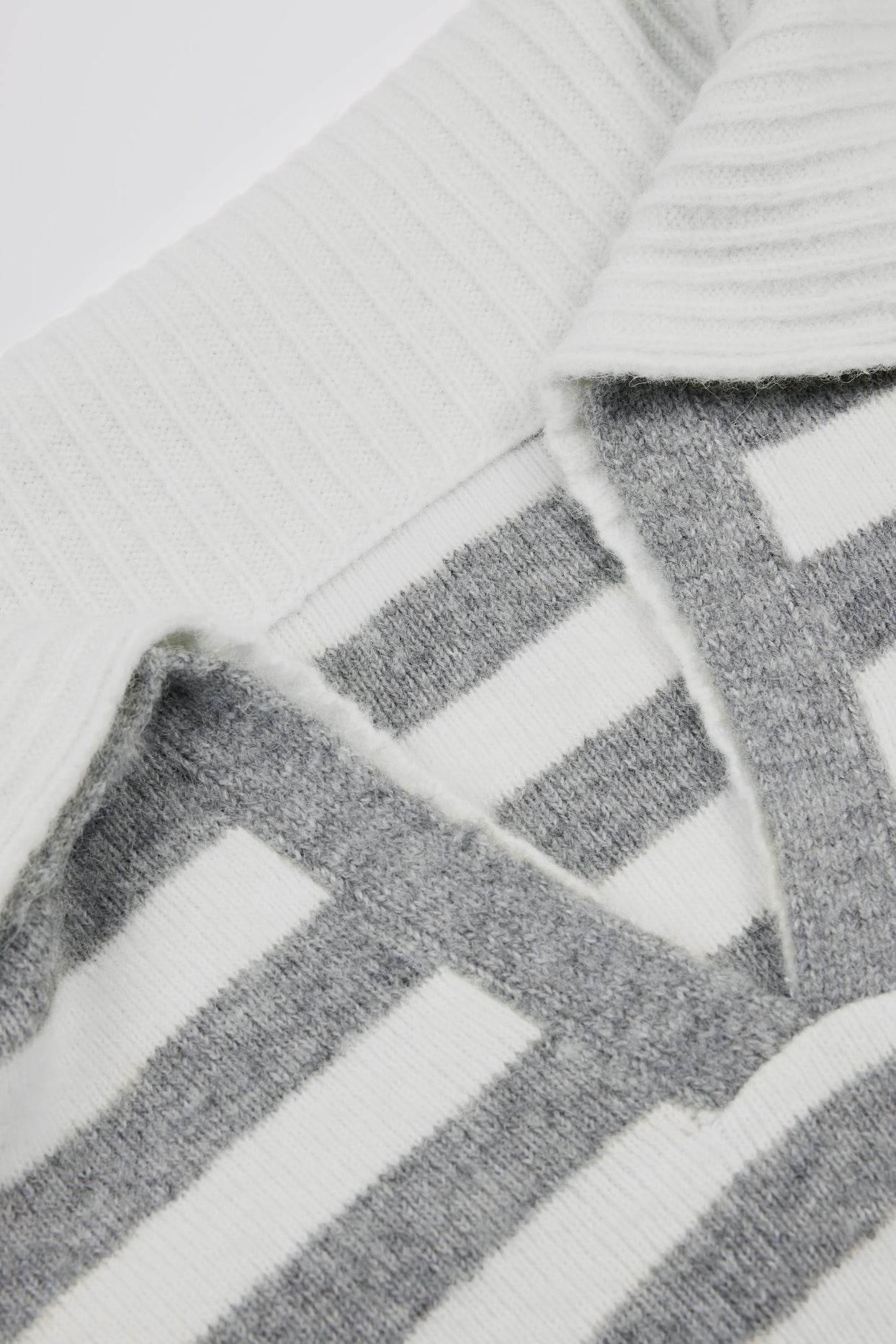 سترة محبوكة مقصوصة ذات ياقة متعددة الطبقات باللون الرمادي المخطط