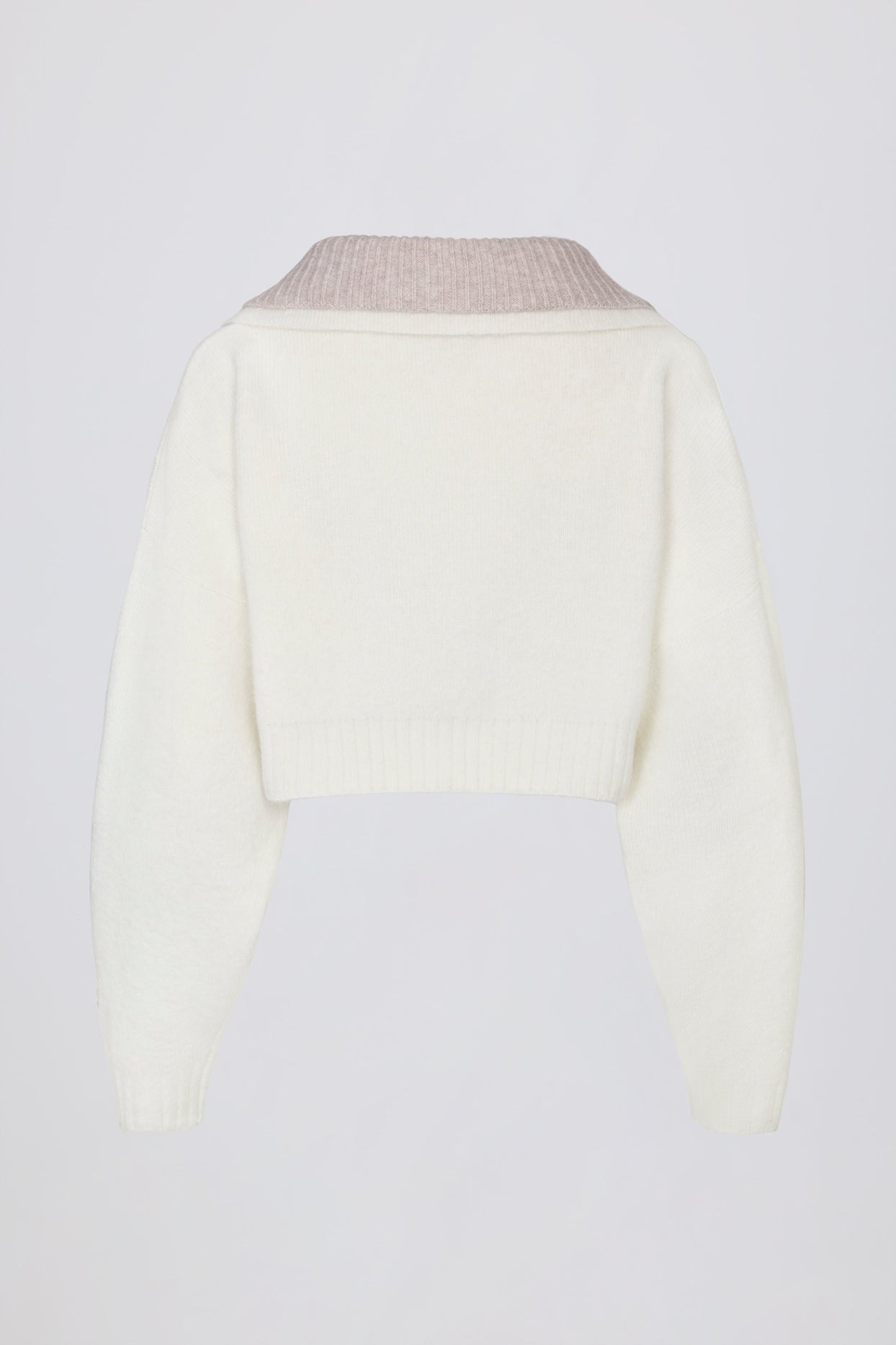 سترة محبوكة مقصوصة ذات ياقة متعددة الطبقات باللون العاجي