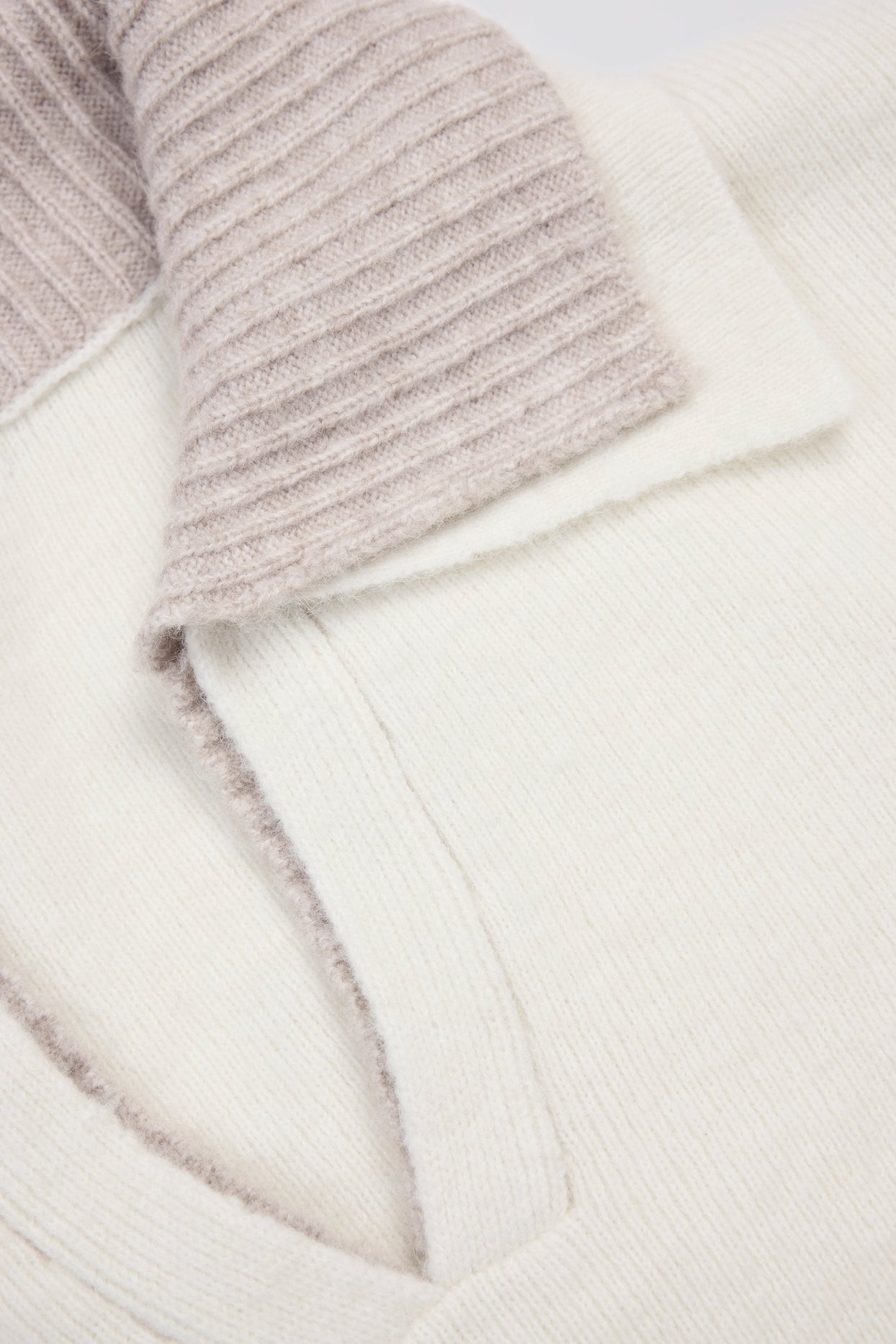 سترة محبوكة مقصوصة ذات ياقة متعددة الطبقات باللون العاجي