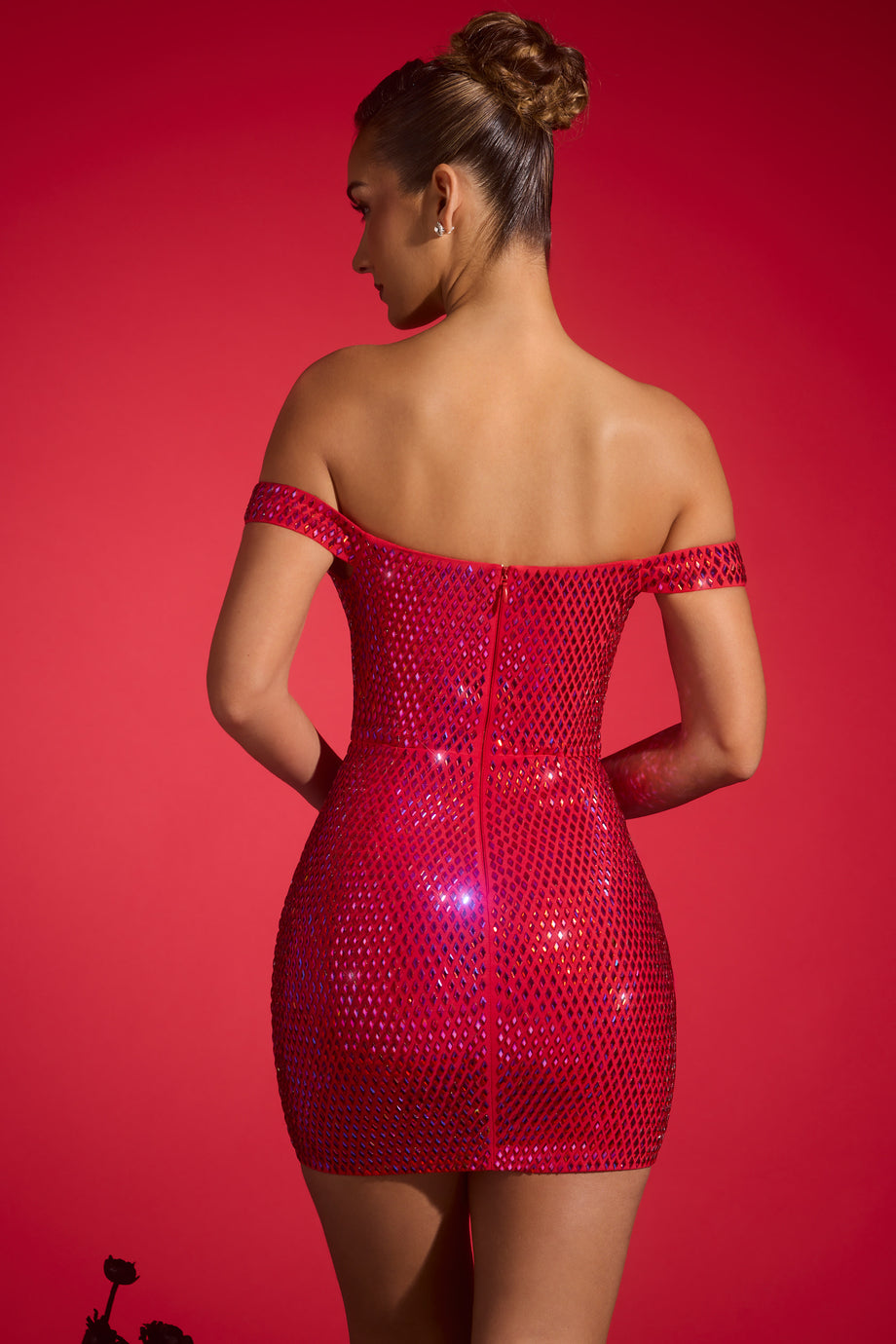 فستان قصير مزين بأكتاف مكشوفة باللون الأحمر القرمزي