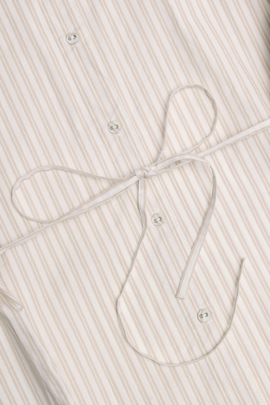 قميص كبير الحجم بخطوط رمادية فاتحة