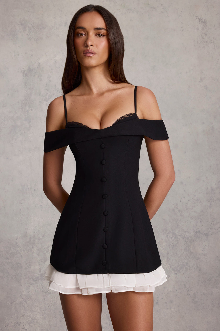 فستان قصير أسود اللون بقصة A وأكتاف مكشوفة