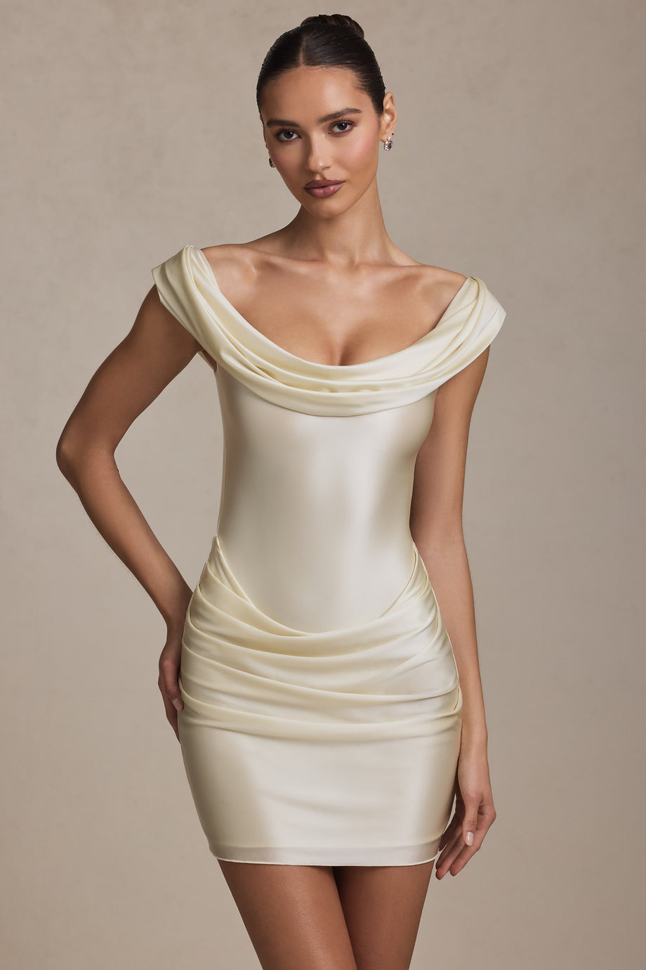 فستان قصير مكشوف الكتفين بتصميم منسدل باللون العاجي