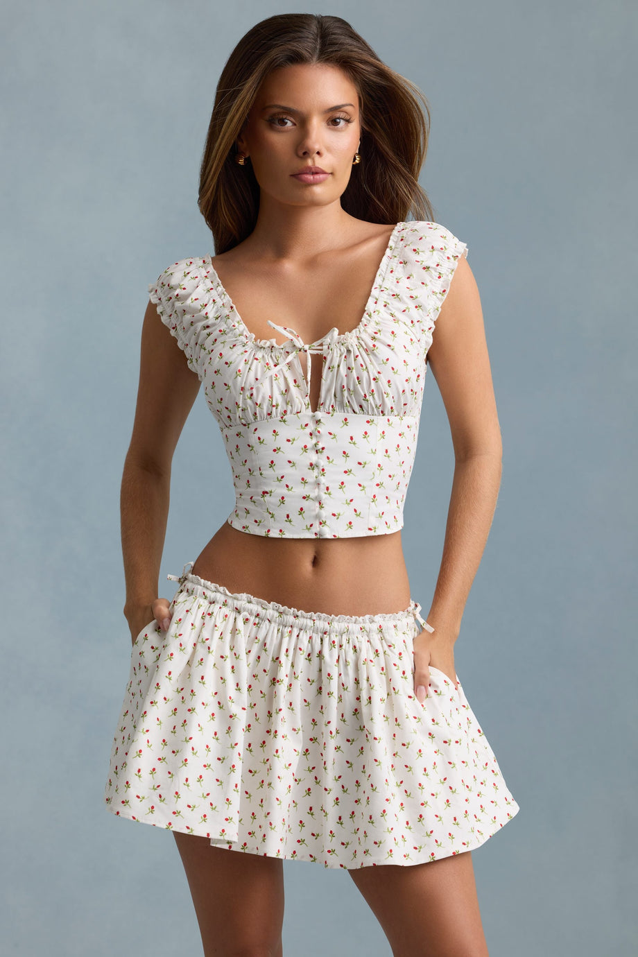 تنورة قصيرة من قماش البوبلين القطني مزركشة بطبعة وردية