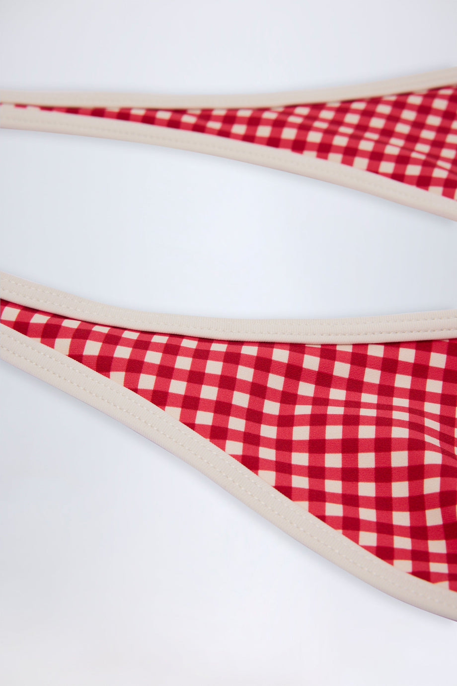 الجزء العلوي من بيكيني بدون أكمام باللون الأحمر المربعات