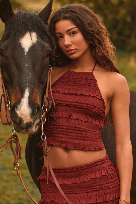 بلوزة مكشكشة، عالية الرقبة، مكشوفة الظهر، باللون الأحمر المحروق