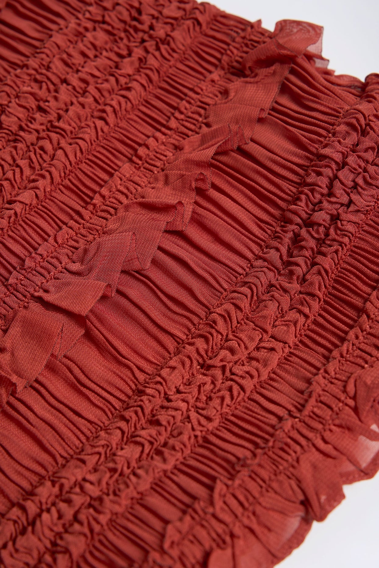 بلوزة مكشكشة، عالية الرقبة، مكشوفة الظهر، باللون الأحمر المحروق