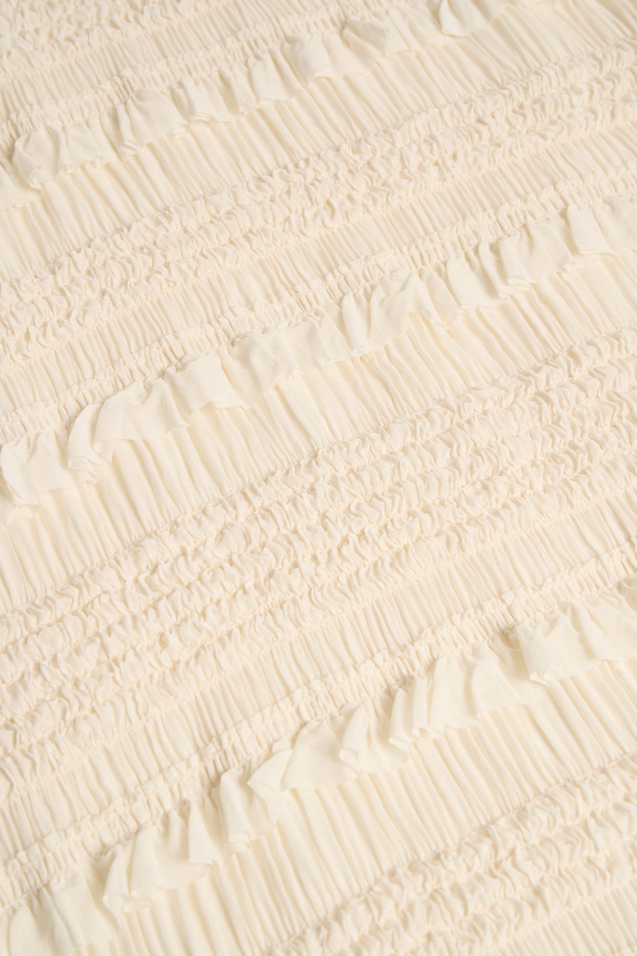 بلوزة مكشكشة، عالية الرقبة، مكشوفة الظهر، عاجي اللون