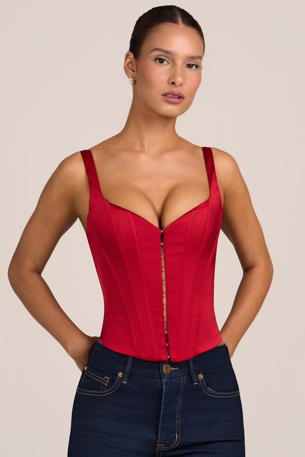 ⁣⁢توب كورسيه ساتان باللون الأحمر الناري⁤⁣
