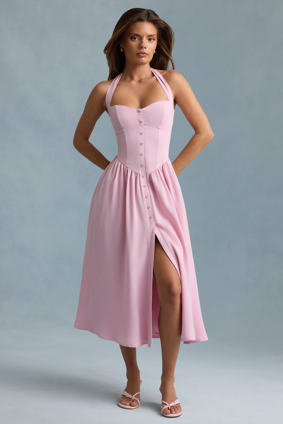 فستان ميداكسي بفتحة رقبة على شكل حرف V وأزرار باللون الوردي الناعم
