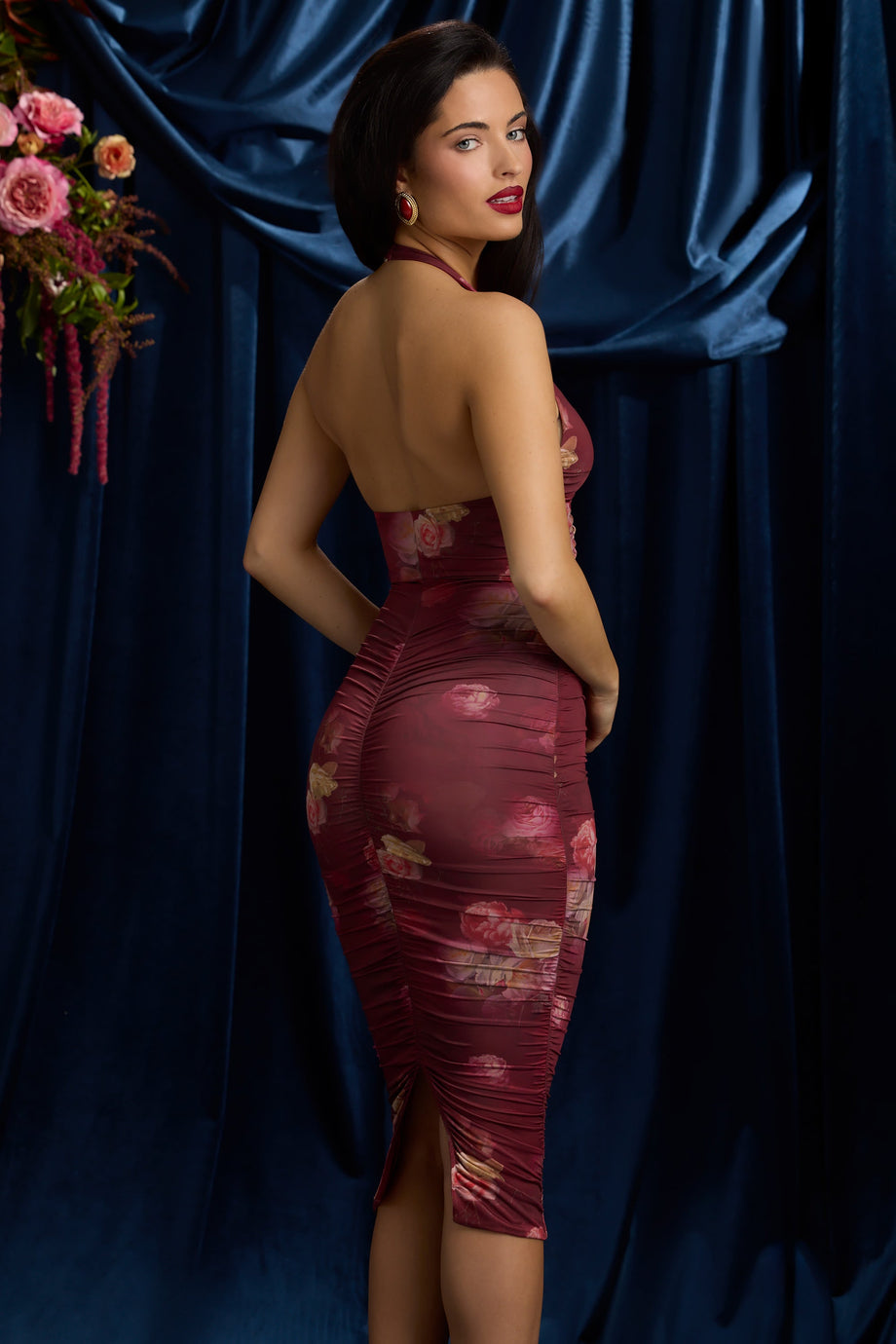 فستان ميدي بحمالة عنق مزخرف مع تجاعيد وفتحة عميقة بتصميم طبعة زهور باللون الماروني