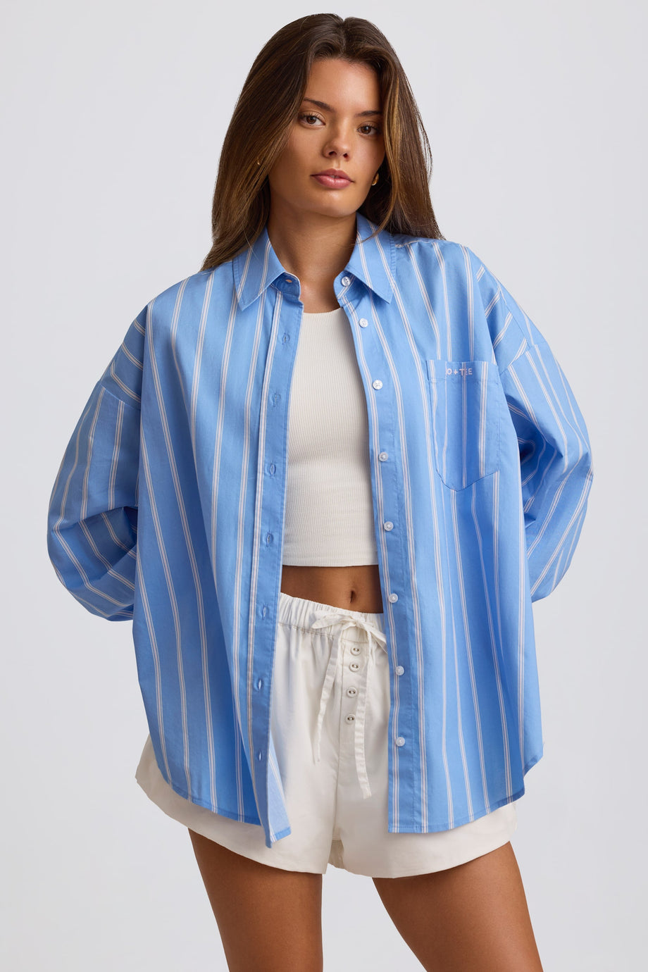 قميص كبير الحجم من القطن والبوبلين مخطط باللون الأزرق