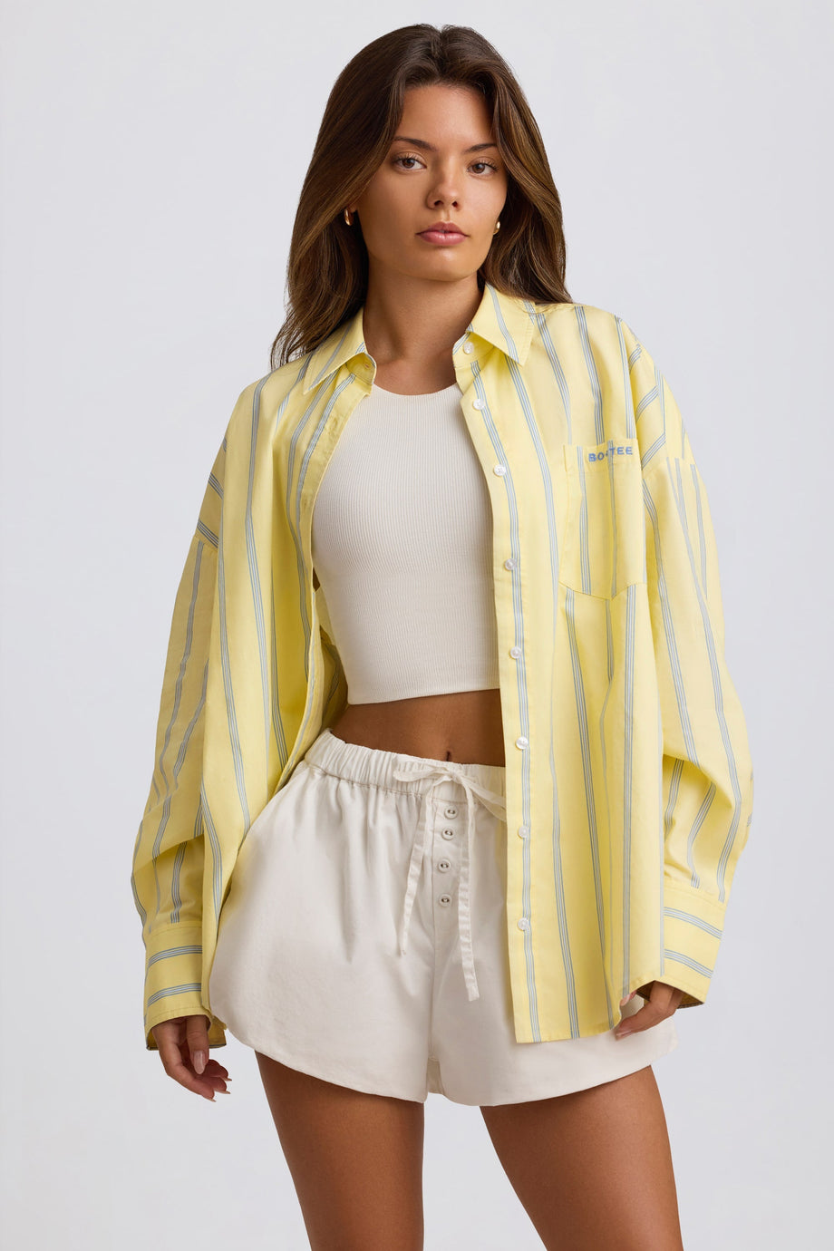قميص كبير الحجم من القطن والبوبلين بخطوط صفراء