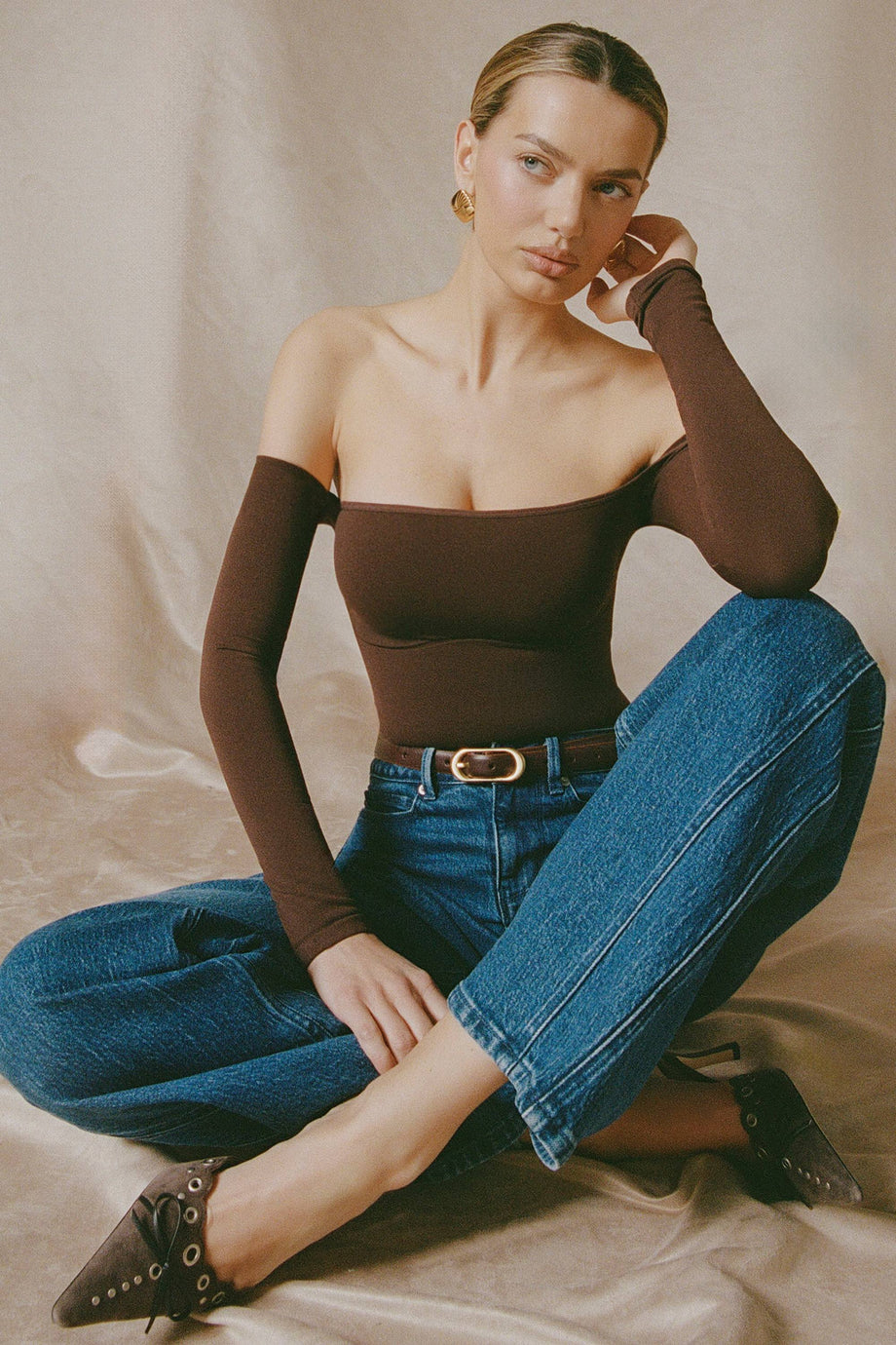 بودي سوت بأكمام طويلة وكتف مكشوف بدون خياطة باللون الإسبريسو