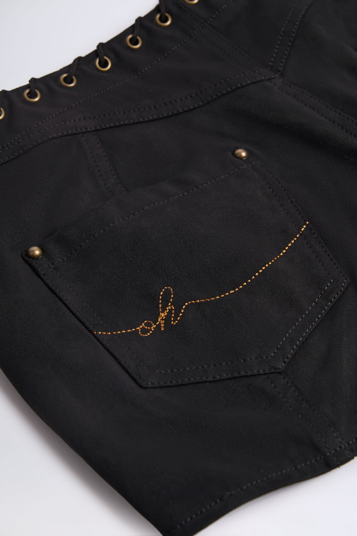 شورت متوسط ​​الارتفاع برباط باللون الأسود