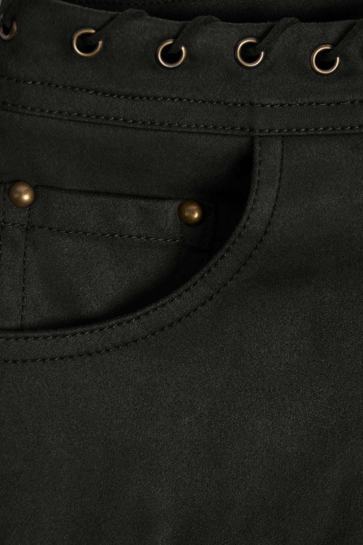 شورت متوسط ​​الارتفاع برباط باللون الأسود