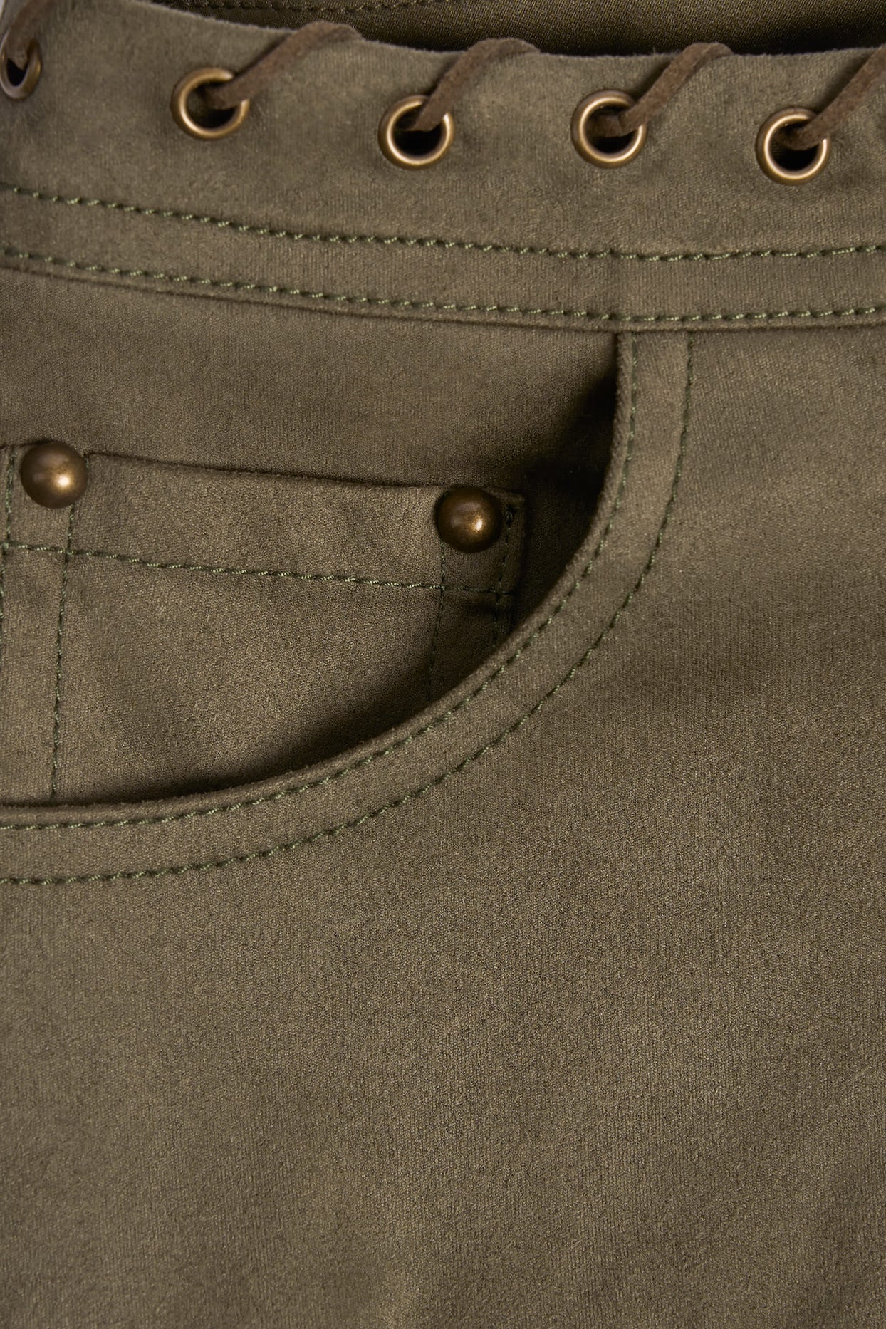 شورت متوسط ​​الارتفاع بأربطة باللون الكاكي الداكن