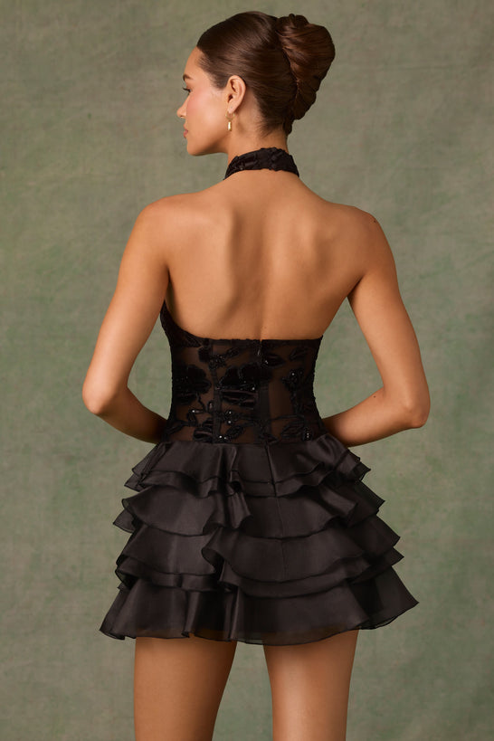 فستان أسود قصير بكشكشة حول الرقبة