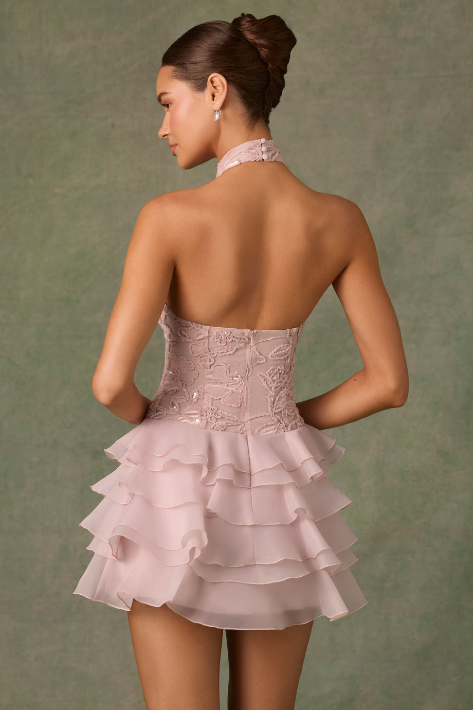 فستان وردي فاتح قصير بكشكشة حول الرقبة