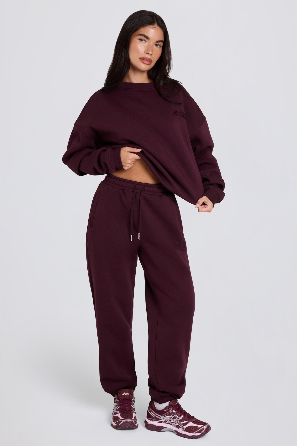 Relaxed Mid-Rise Joggers in Burgundy