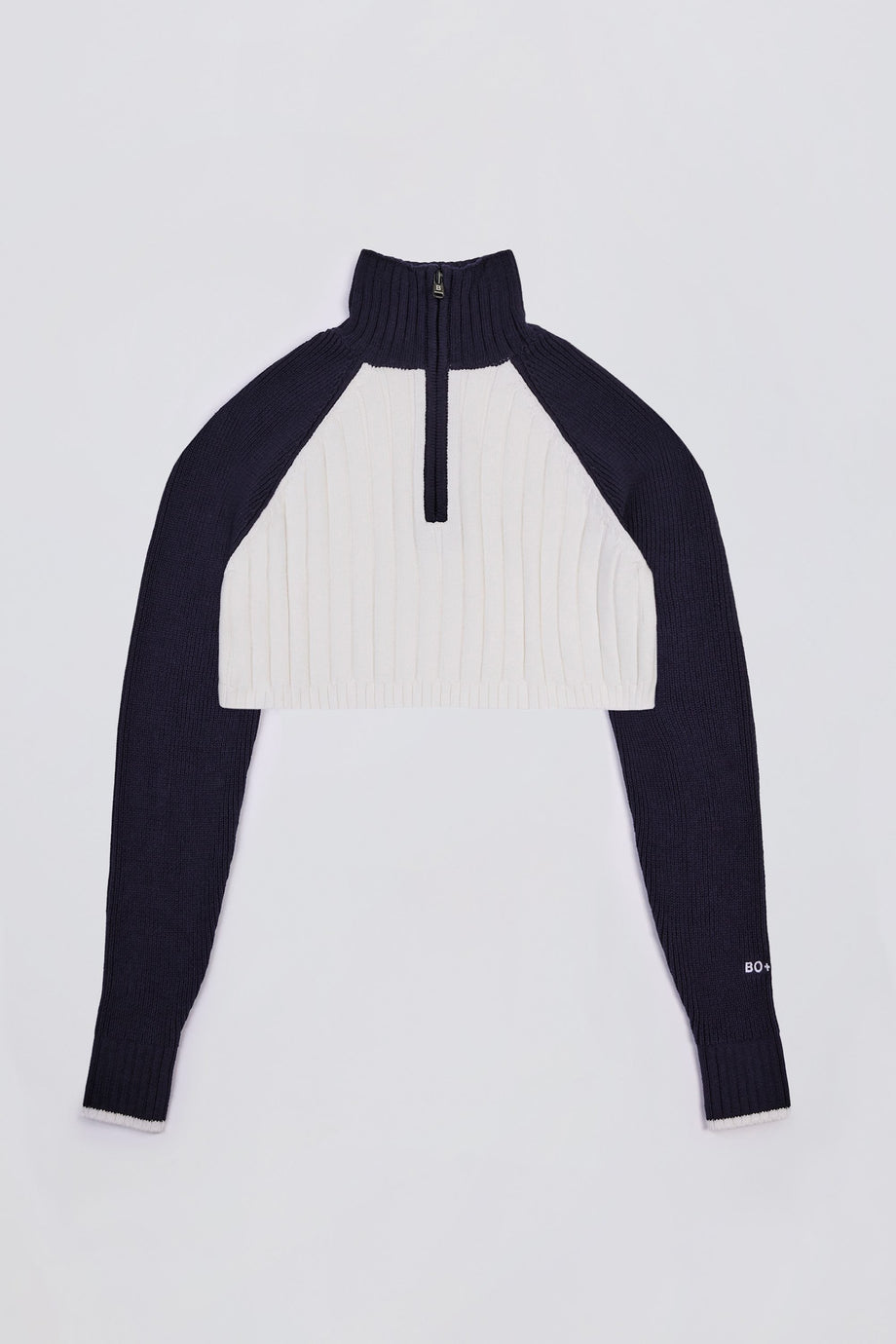 سترة قصيرة مضلعة بسحاب ربعي باللون الأزرق البحري الكلاسيكي