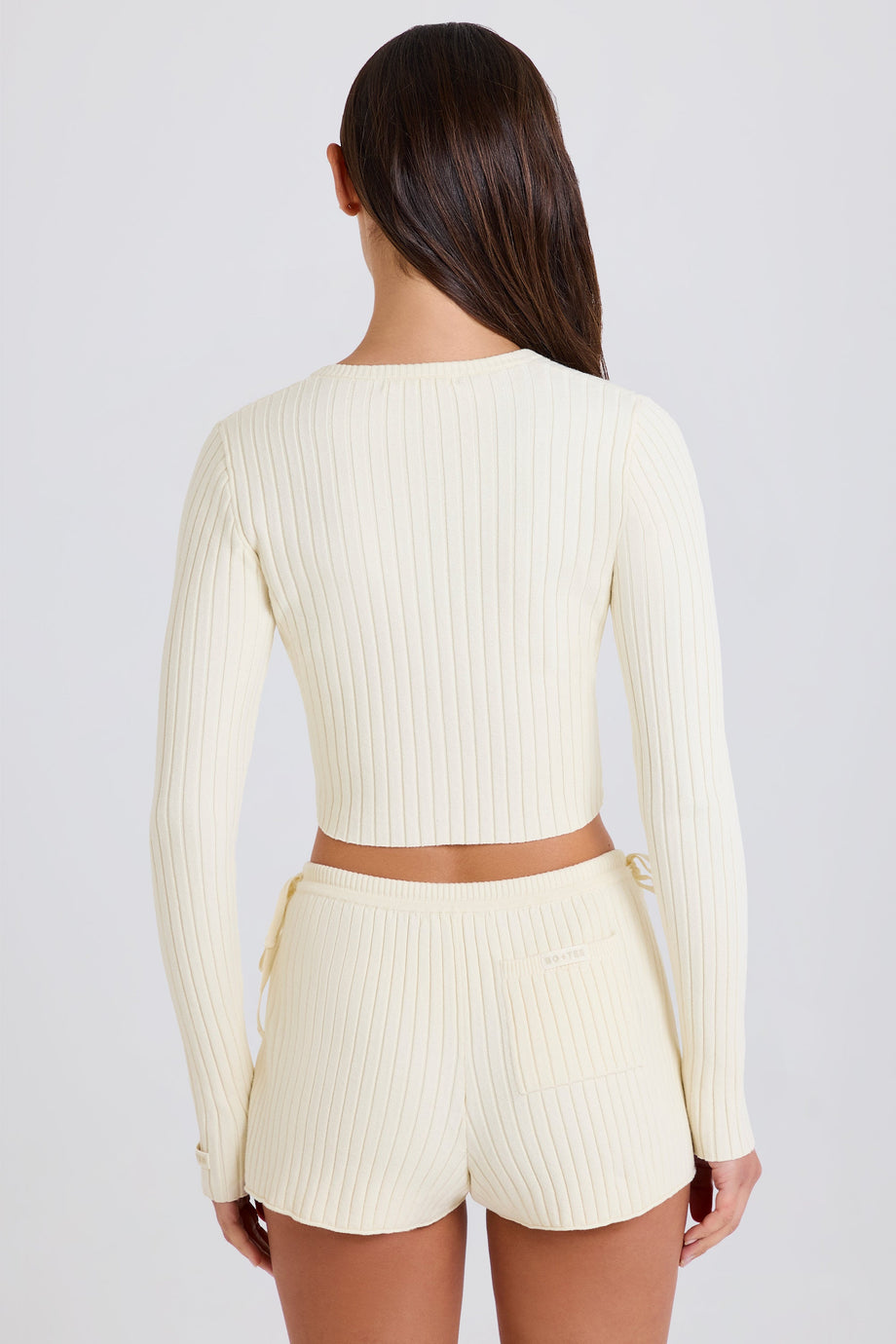 شورت قصير محبوك مضلع باللون الكريمي